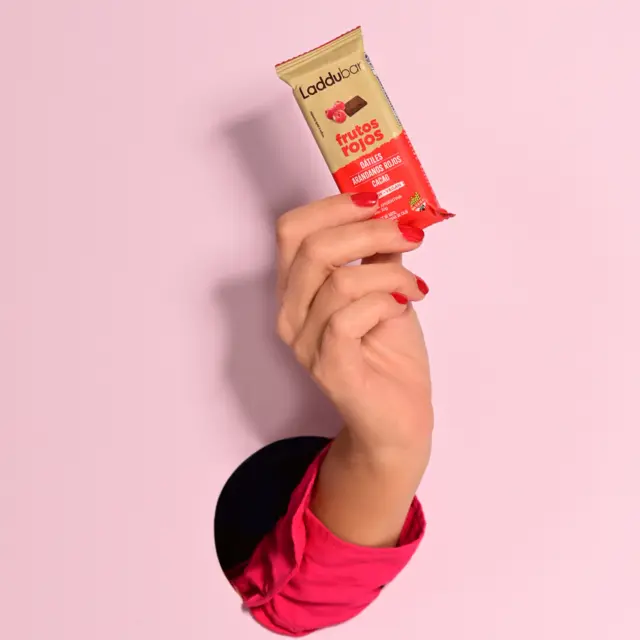 laddubar-frutos-rojos-mano.webp